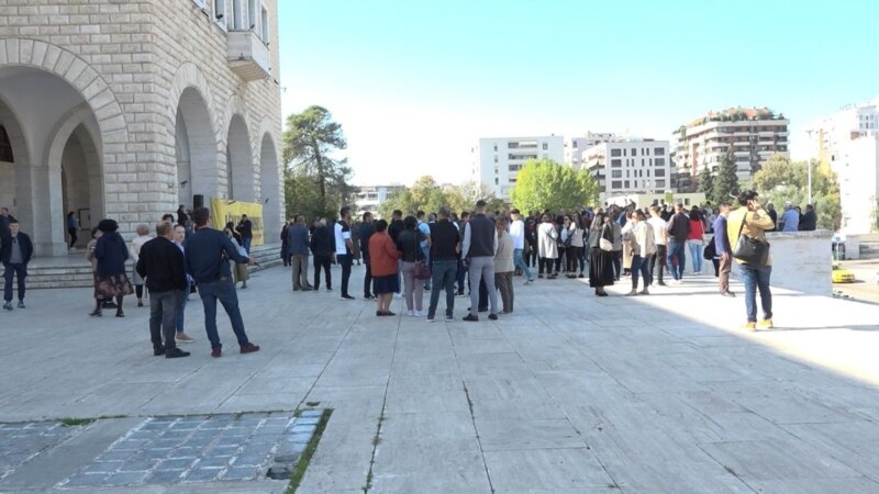 Pedagogët në Shqipëri paralajmërojnë grevë urie