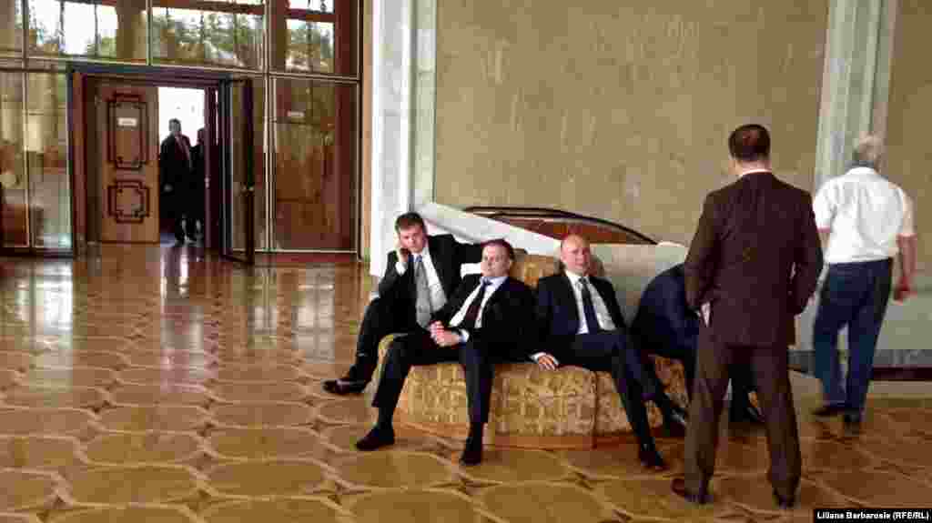 În pauză, înaintea alegerii speaker-ului Parlamentului