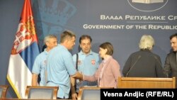 Rukovanje sa premijerkom Brnabić posle potpisanog sporazuma