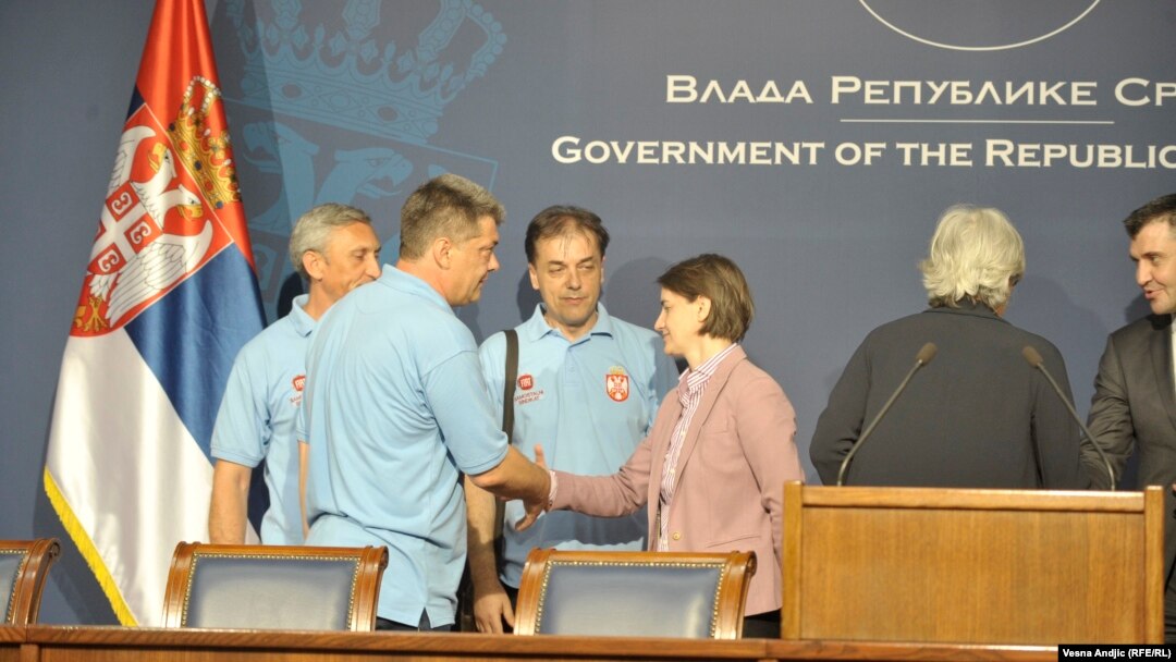 Predstavnici sindikata i premijerka Brnabić posle potpisanog sporazuma