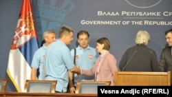 Predstavnici sindikata i premijerka Brnabić posle potpisanog sporazuma