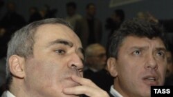 United Civil Front leader Garry Kasparov (left) and Boris Nemtsov at Solidarity's founding congress in mid-December.