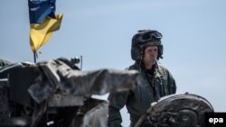 Германиядағы жаттығу кезінде украиналық әскери танкінің үстінде тұрған сарбаз. 11 мамыр 2017 жыл. (Көрнекі сурет.)