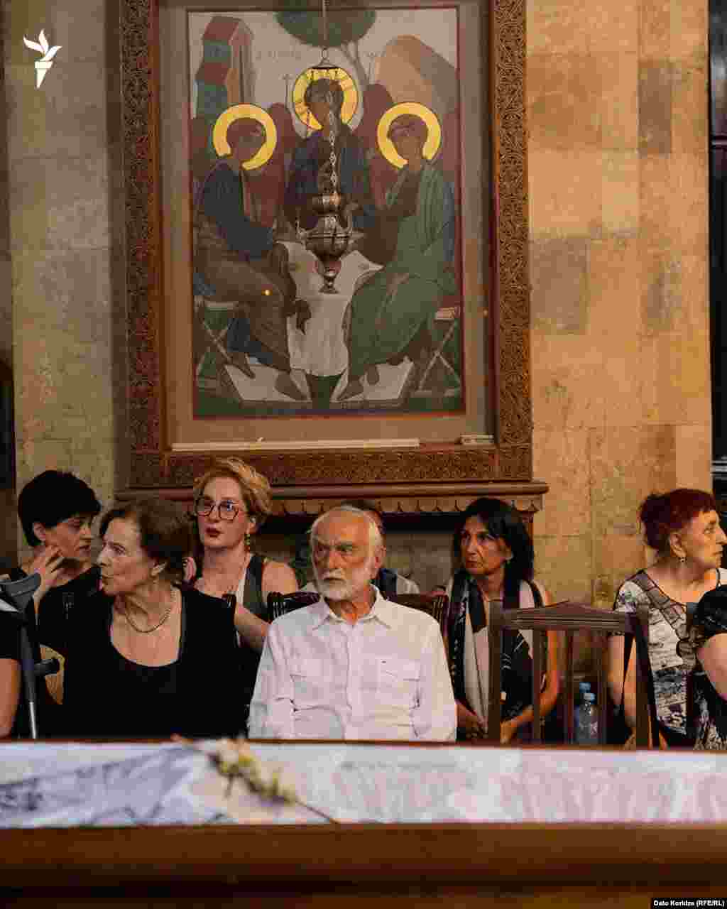 7 აგვისტო, თბილისი - რეჟისორ ელდარ შენგელაიას პანაშვიდი სიონის ეკლესიაში.ცნობილი ქართველი კინორეჟისორი დიდუბის პანთეონში დაკრძალეს. მისი გადაღებულია ფილმები: „შერეკილები“, „ცისფერი მთები“, „არაჩვეულებრივი გამოფენა“...ფოტო: დათო ქორიძე