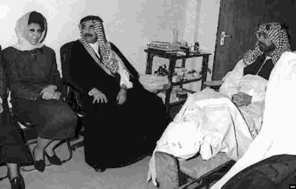 Iraq -- Saddam Hussein and wife visiting son, Uday, Baghdad, 1996 - Säddam Xösäyen berençe xatını Sacidä belän Bağdad xastaxanäsenä ulı Uday xälen belergä kilgäç. 1996 yılda aña yasalğan höcüm näticäsendä Uday ğärip qaldı. Uday tuğanı Qusay belän qansız rejimınıñ ber öleşe ide. İkese dä AQŞ citäklägän koalitsiä köçläre tarafınnan 2003 yılda Mosulda üterelde. (epa)