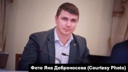 У змаганні «внеси правку до і «антиколомойського законопроекту» перемагає ексслуганароду, а нині позафракційний Антон Поляков: він подав понад 6 тисяч зауважень