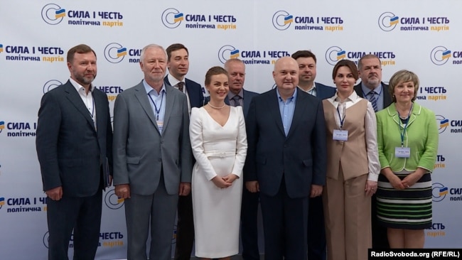 Ігор Смешко (в центрі) з учасниками з'їзду партії "«Сила і честь» 8 червня 2019