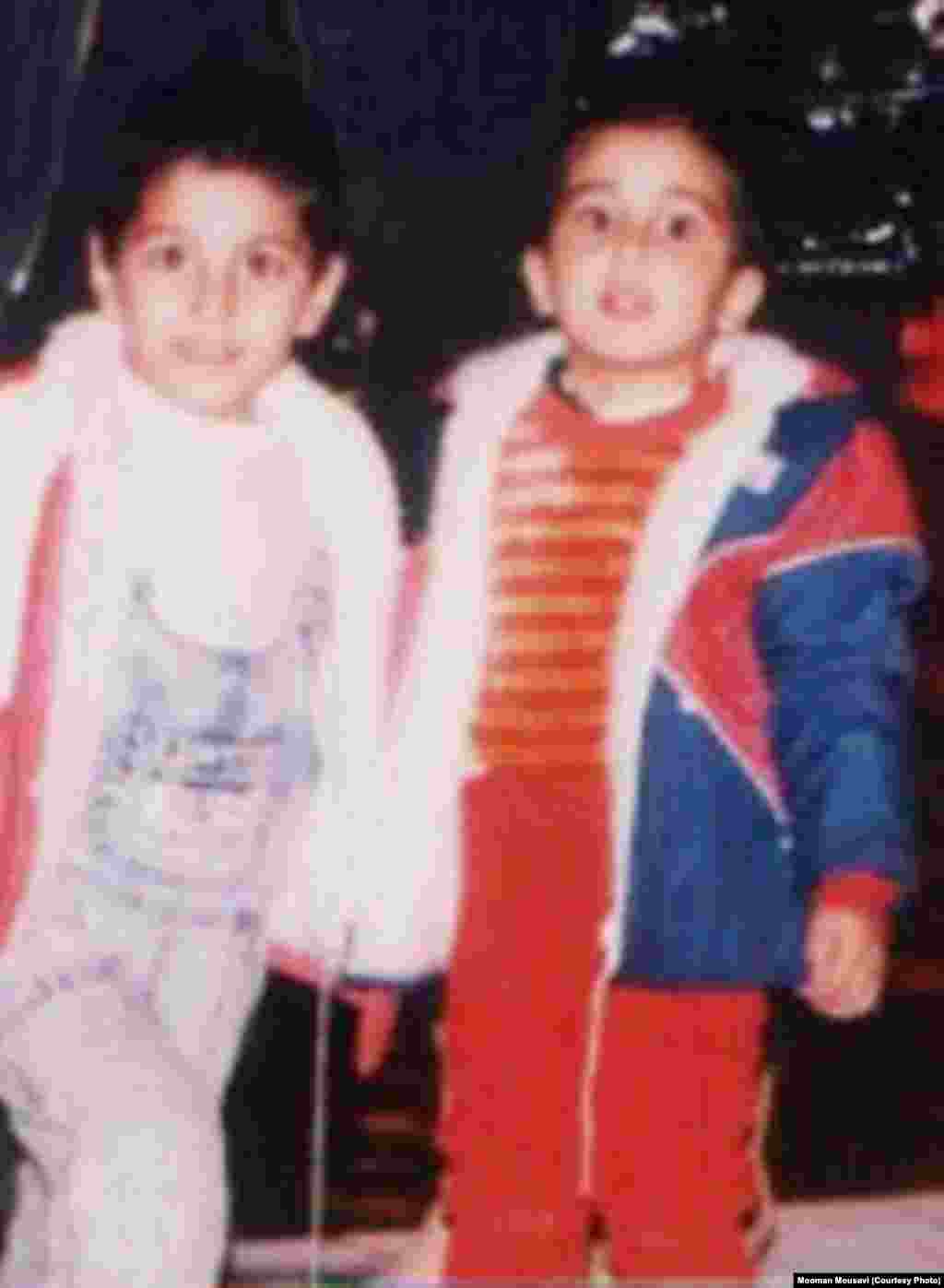 هومان موسوی در کنار برادرش در کودکی