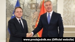 Komisionari i BE-së, Oliver Varhelyi gjatë takimit me presidentin e Malit të Zi, Millo Gjukanoviq. 