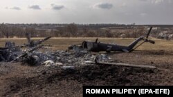 Уничтоженный российский вертолет с буквой Z, символом российского вторжения в Украину, в отбитой украинской армией деревне Малая Рогань возле Харькова, 31 марта 2022 г.