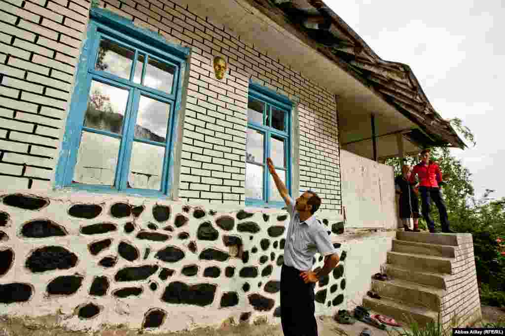 Şəkinin Şin kəndi. Sovetlər İttifaqının süqutu ərəfəsində kənddəki Lenin büstü zibilliyə atılmışdı. Kəndin sakini bu büstü götürərək, onu evinin divarına hörməklə qorumuşdu.