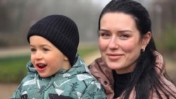 Біженка з Запоріжжя Яна Холодна з сином Семеном у Брюсселі, Бельгія. 6 лютого 2026 року