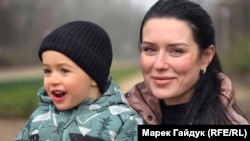 Біженка з Запоріжжя Яна Холодна з сином Семеном у Брюсселі, Бельгія. 6 лютого 2026 року