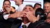 „სტუდენტური სიის“ წარმომადგენელი ილია სრდანოვიჩი არჩევნების წინასწარი შედეგების გამოცხადებას ზეიმობს. 25 ოქტომბერი. ფოტო: მარკო ჯურიცა, Reuters.