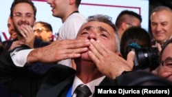 „სტუდენტური სიის“ წარმომადგენელი ილია სრდანოვიჩი არჩევნების წინასწარი შედეგების გამოცხადებას ზეიმობს. 25 ოქტომბერი. ფოტო: მარკო ჯურიცა, Reuters.