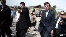 Михаил Саакашвили в Гори на фоне руин дома, разрушенного российскими военными. 25 августа, 2008
