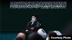 علی خامنه‌ای باز هم با ماسک در مراسم حضور یافته بود