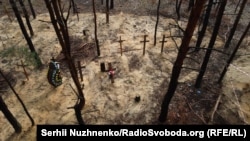 За даними влади, в деокупованому Ізюмі на Харківщині виявлено щонайменше 450 могил, і «це лише одне з масових поховань»