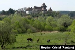 Uz dvorac Bran, strani turisti koji stižu preko putničkih agencija iz Rumunjske odlučuju posjetiti nekoliko slikovitih mjesta u Transilvaniji. Na fotografiji crkva sagrađena u 13. stoljeću u selu Viscri, gdje kralj Velike Britanije Charles III posjeduje imanje.