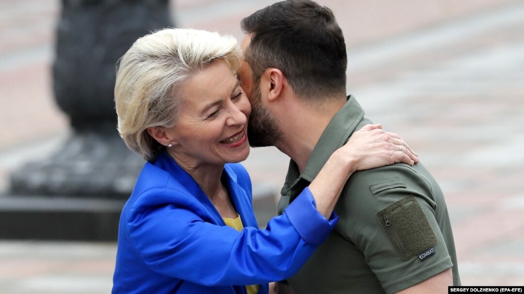 Anul trecut, preşedinta Comisiei Europene, Ursula von der Leyen, a mers de mai multe ori la Kiev, unde l-a asigurat pe Zelenski că Ucraina va adera la UE.
