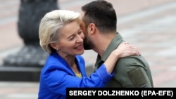 Anul trecut, preşedinta Comisiei Europene, Ursula von der Leyen, a mers de mai multe ori la Kiev, unde l-a asigurat pe Zelenski că Ucraina va adera la UE.
