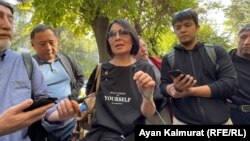 Kazakh journalist Dinara Egeubaeva (center)