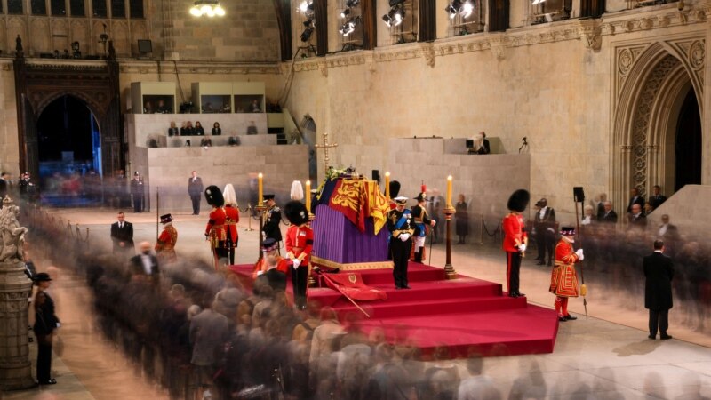 Повеќе од 250.000 луѓе поминаа покрај ковчегот со телото на Елизабета Втора