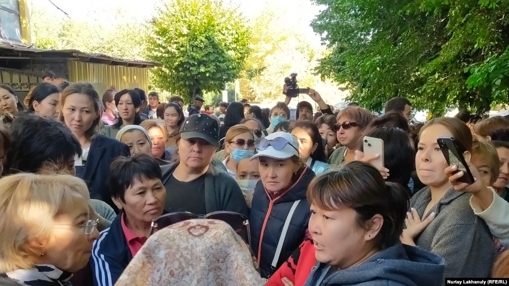 Сотрудники «Казпочты» собрались перед зданием компании в Алматы и посетовали на очень низкие зарплаты