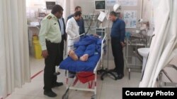 Şirazda 16-njy sentýabrda bolan pyçakly hüjümiň pidasy hassahanada bejergi alýar.
