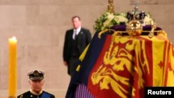 Kralj Čarls III pored kovčega sa tijekom Elizabete II u Londonu, septembar 2022.