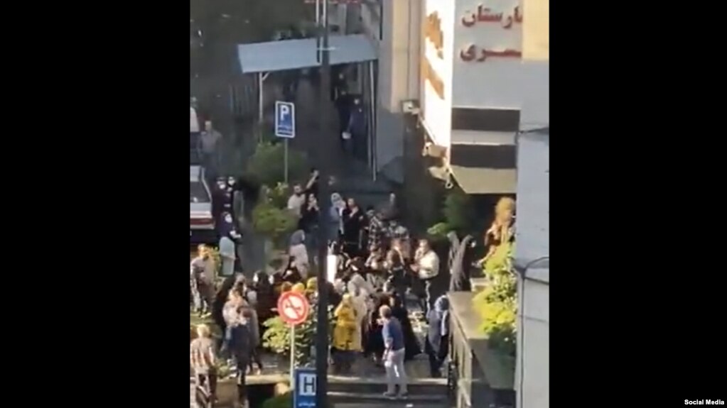 تصویری ویدیویی از تجمع مقابل بیمارستان کسری