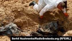 Напередодні в поліції повідомили, що в Ізюмі в місцях масових поховань розкопали та відвезли до експертів З9 тіл загиблих