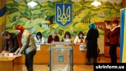 Українці 25 жовтня обирали депутатів місцевих рад, селищних, сільських і міських голів