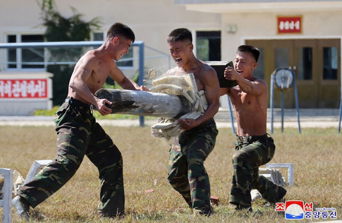 Це фото оприлюднило KCNA 4 жовтня 2024 року. Момент тренування північнокорейських спецпризначенців у невідомому місці