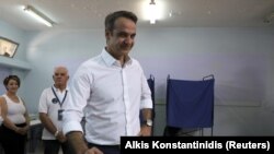 «Жаңы демократия» партиясынын лидери Кириакос Мицотакис добуш берип жатат. Афины. 7-июль, 2019-жыл.