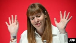 ანჯელა რეინერმა ვიცე-პრემიერის, საბინაო თემებისა და ადგილობრივი თვითმმართველობის საკითხებში სახელმწიფო მდივნის, ასევე ლეიბორისტული პარტიის ლიდერის მოადგილის თანამდებობები დატოვა.