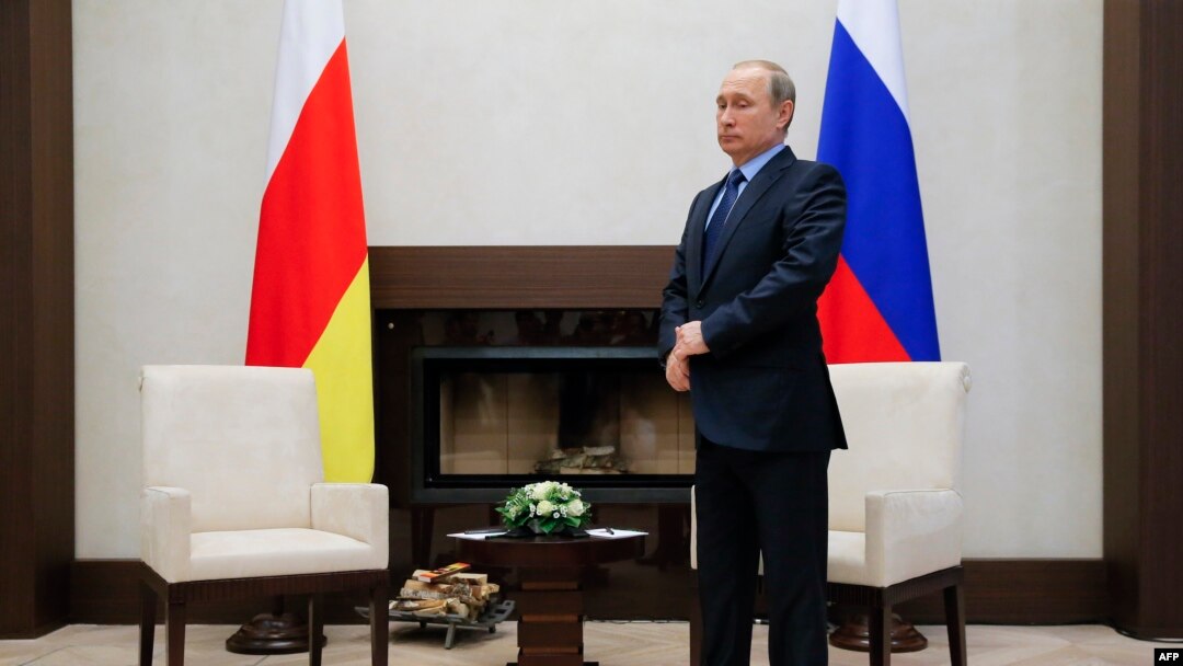 Владимир Путин, комментируя намерение Южной Осетии провести референдум, заявил, что «нас ничего не сдерживает, кроме интересов самого югоосетинского народа»