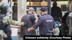 Крымских татар задерживают у здания управления ФСБ России в Симферополе