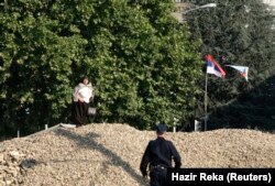 (Barrikadat e vendosura afër urës së lumit Ibër në Mitrovicë, Reuters)