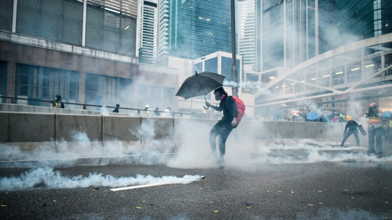 Protestuesit në Hong Kong bllokojnë rrugët që çojnë për në aeroport