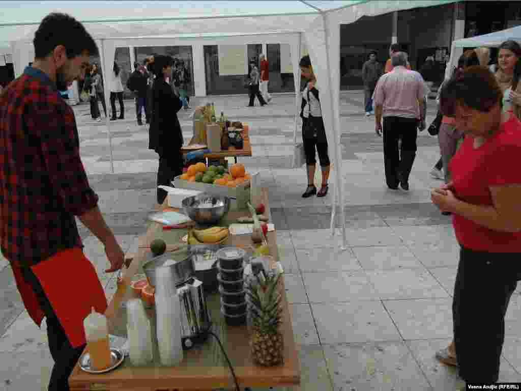 Na platou ispred filozofskog fakulteta udruženje "Umetnost življenja" organizovalo je obeležavanje Međunarodnog dana mira, Beograd, 21.09.2011. Foto: Vesna Anđić / RSE