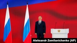 Президент России Владимир Путин слушает государственный гимн после своего ежегодного обращения к народу в Москве, 21 апреля 2021 г.