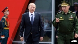 Президент Росії Володимир Путін (ліворуч) та міністр оборони Росії Сергій Шойгу. Москва, 16 червня 2015 року