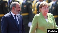 Armenia - Prime Minister Nikol Pashinian greets German Chancellor Angela Merkel at Yerevan airport, 24 August 2018.