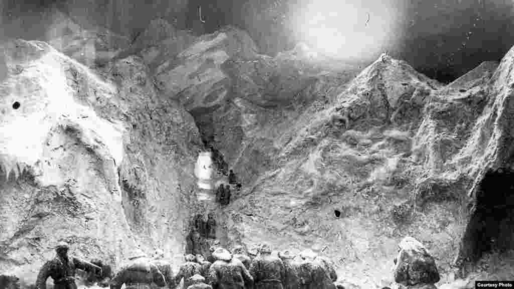 Кыргыздардын Тянь-Шань аркылуу Кытайга качышы. 1916-жылы. Макет.
