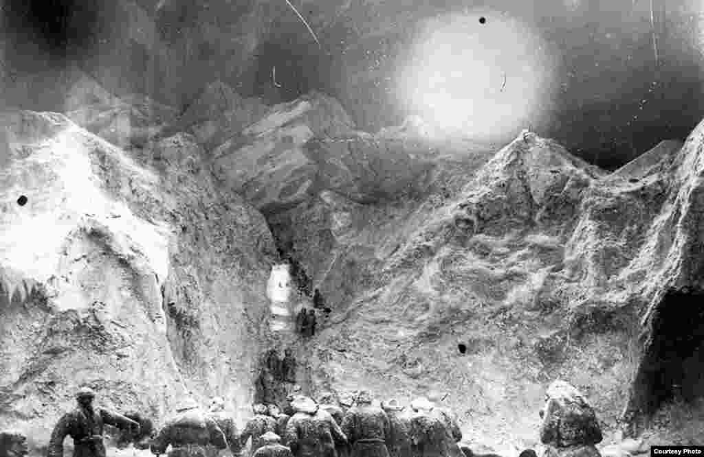 Бегство кыргызов в Китай через Тянь-Шанские горы от карательных экспедиций в 1916 году. Макет.