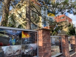 Біля посольства України у Чехії фотографії з Майдану