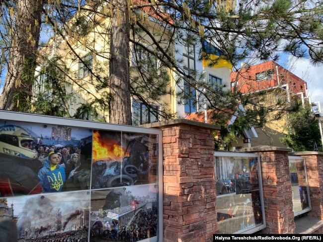 Біля посольства України у Чехії фотографії з Майдану