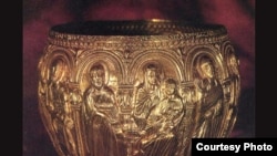 Верхняя часть чаши в настоящее время хранится в Музее искусств Грузии, а ее ножка считалась утерянной