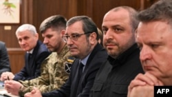 Negociatorul principal ucrainean Rustem Umerov (al doilea din dreapta) și șeful Statului Major General, generalul-maior Andrii Hnatov (al doilea din stânga) s-au întâlnit cu oficiali americani în Florida, în seara zilei de 4 decembrie. (fotografie de arhivă)